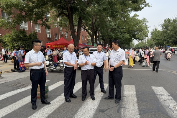 公司領(lǐng)導(dǎo)檢查督導(dǎo)高考安保工作 親切慰問(wèn)一線(xiàn)執(zhí)勤保安員